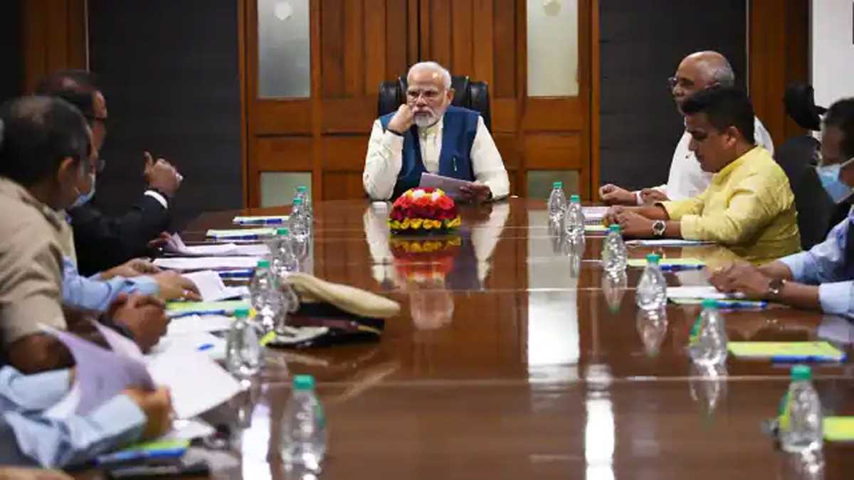 मोरबी हादसे को लेकर पीएम मोदी ने की बैठक, गुजरात के सीएम भी रहे मौजूद